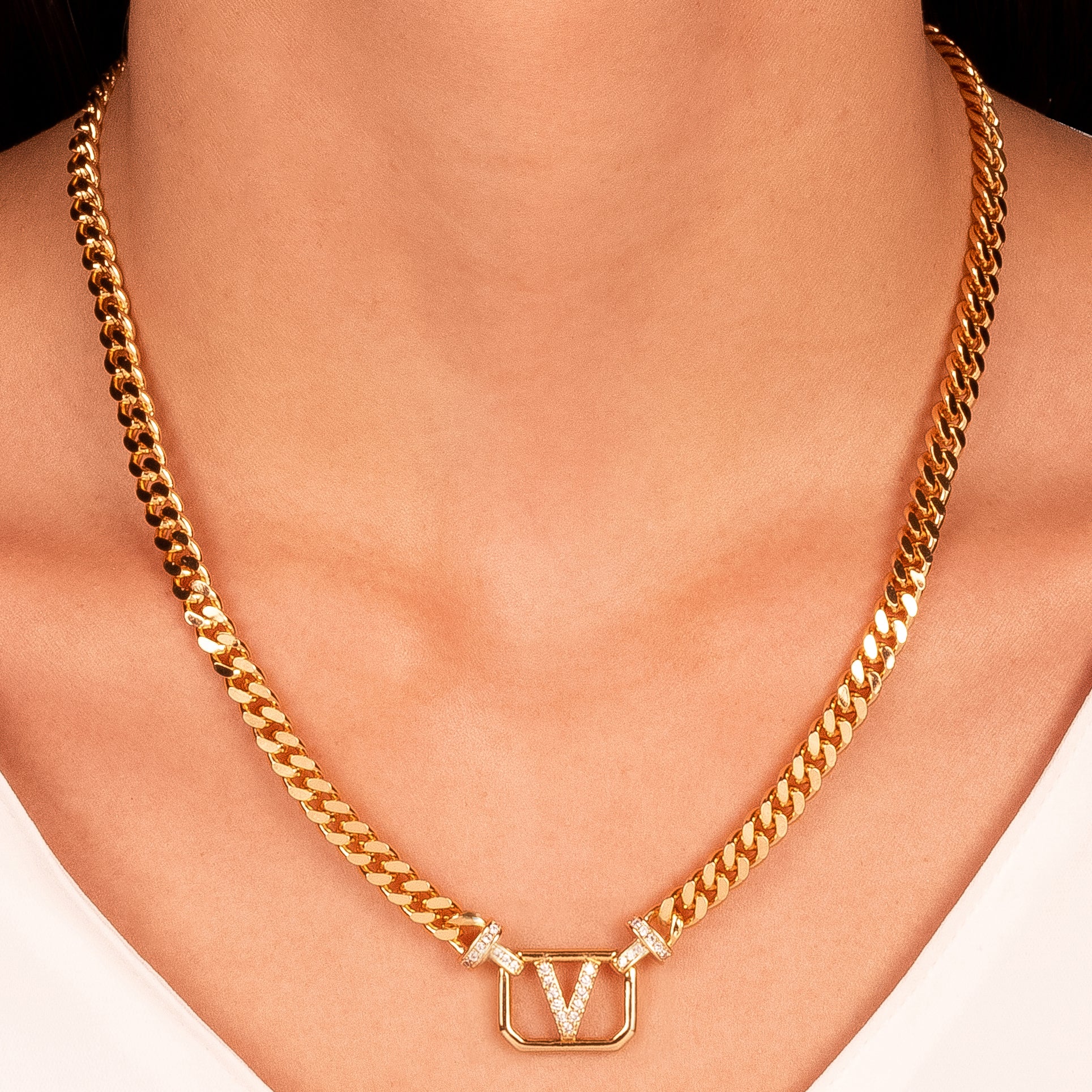 Collar eslabones grumet letra V